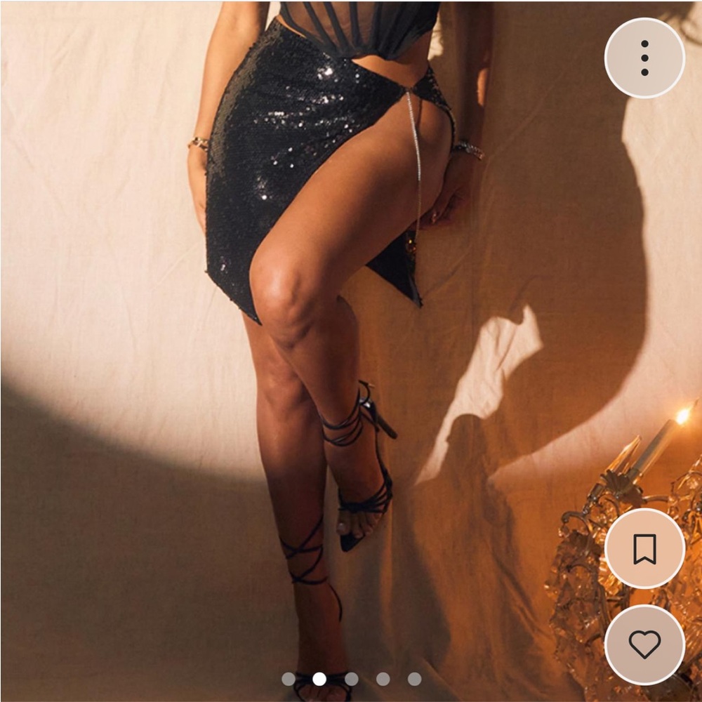 PrettyLittleThing - Black Sequin Mini Skirt with Slit and Chain